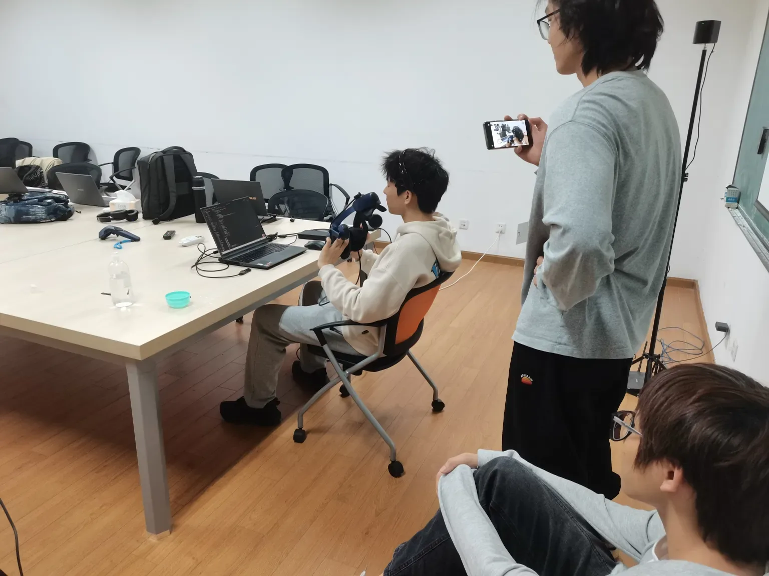 和组员们进行试验